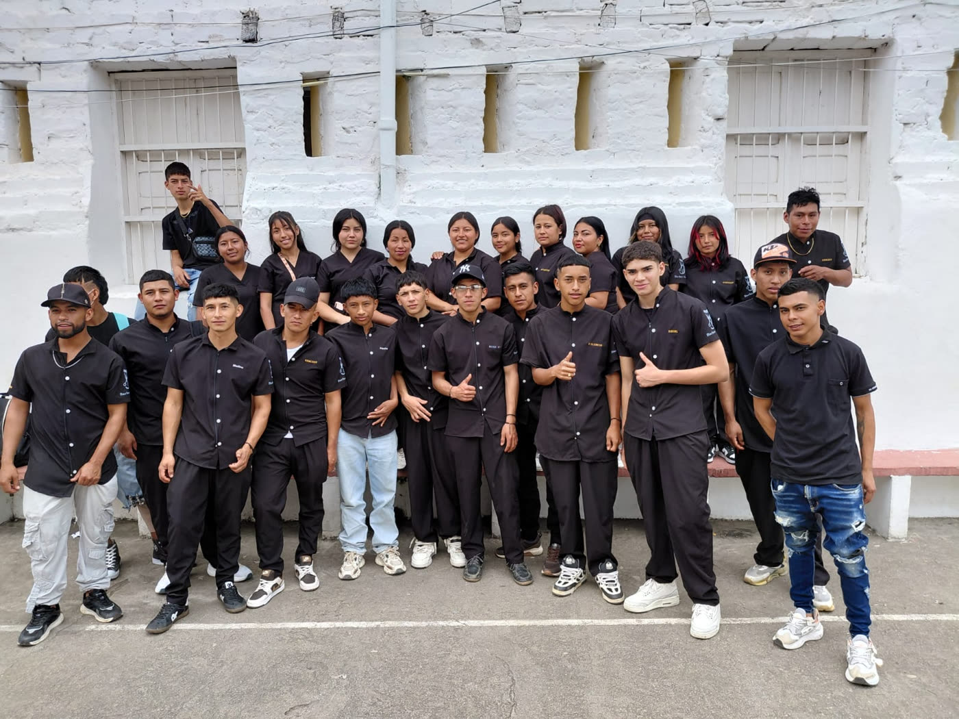 Grupo de estudiantes de barbería del IFETD con su uniforme