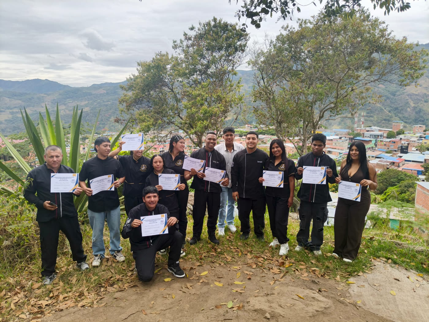 Egresados del IFETD mostrando sus certificados