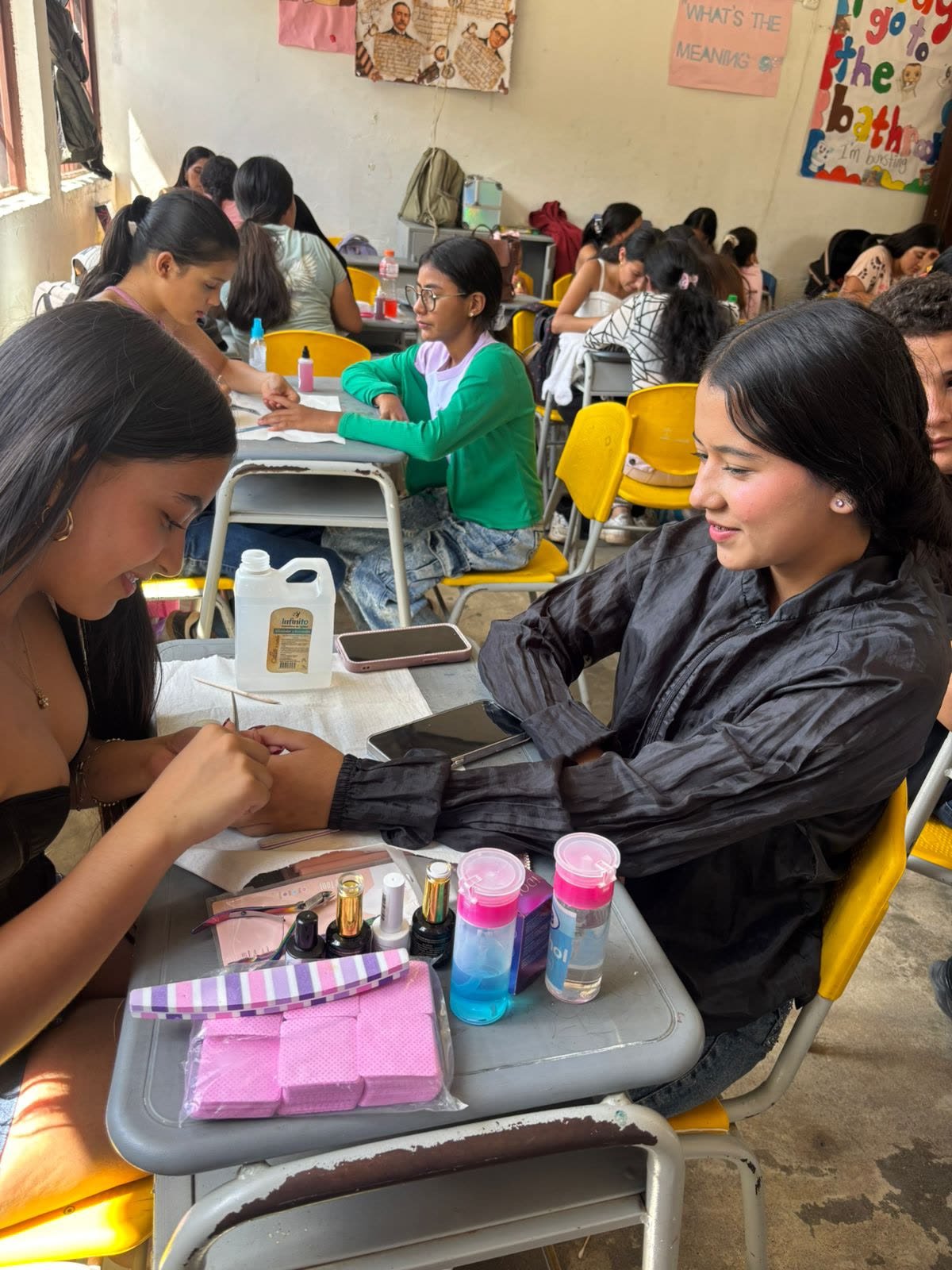 Estudiantes practicando manicure en clase