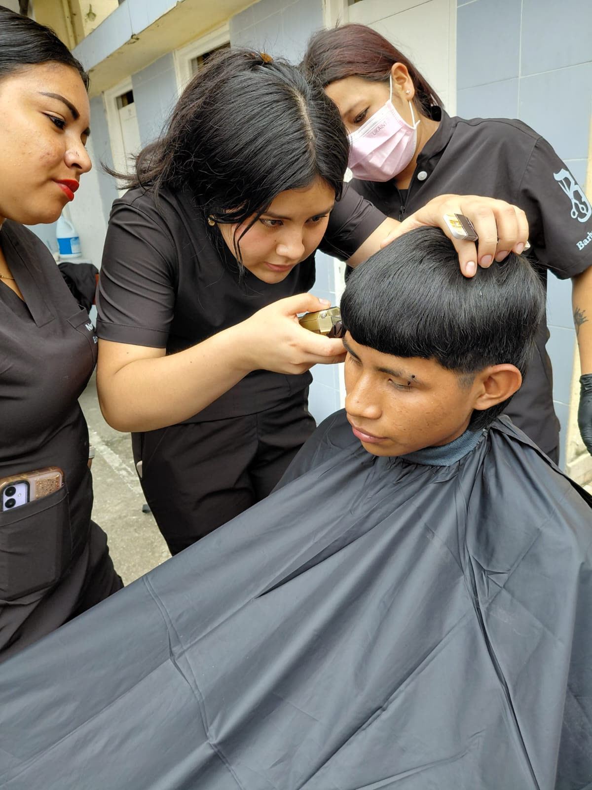 Estudiante haciendo un corte con máquina